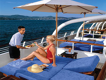 Disfrute a bordo de un trato exquisito y refinado